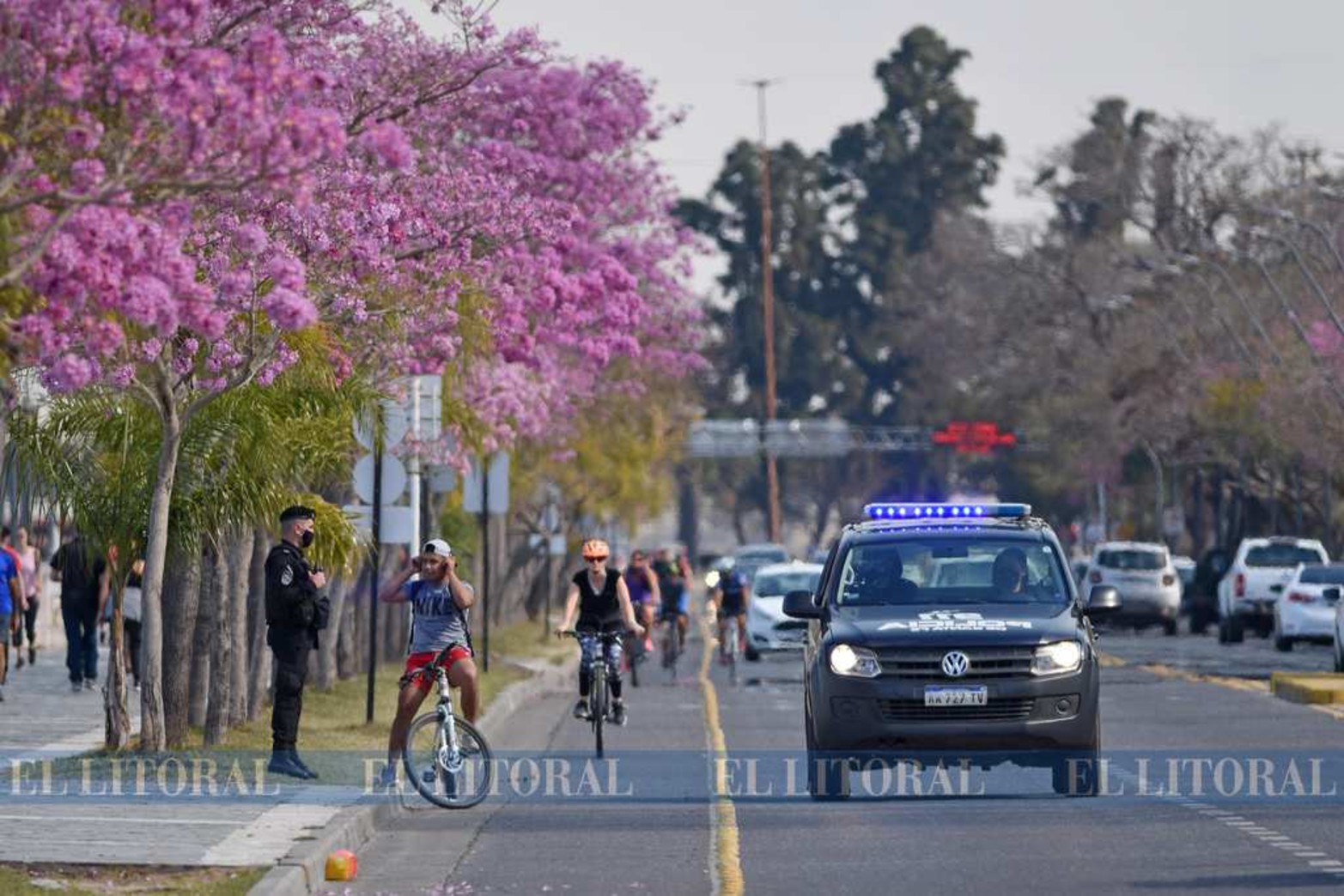La costanera oeste, habilitada para salidas recreativas, se puede observar este colorido paisaje.