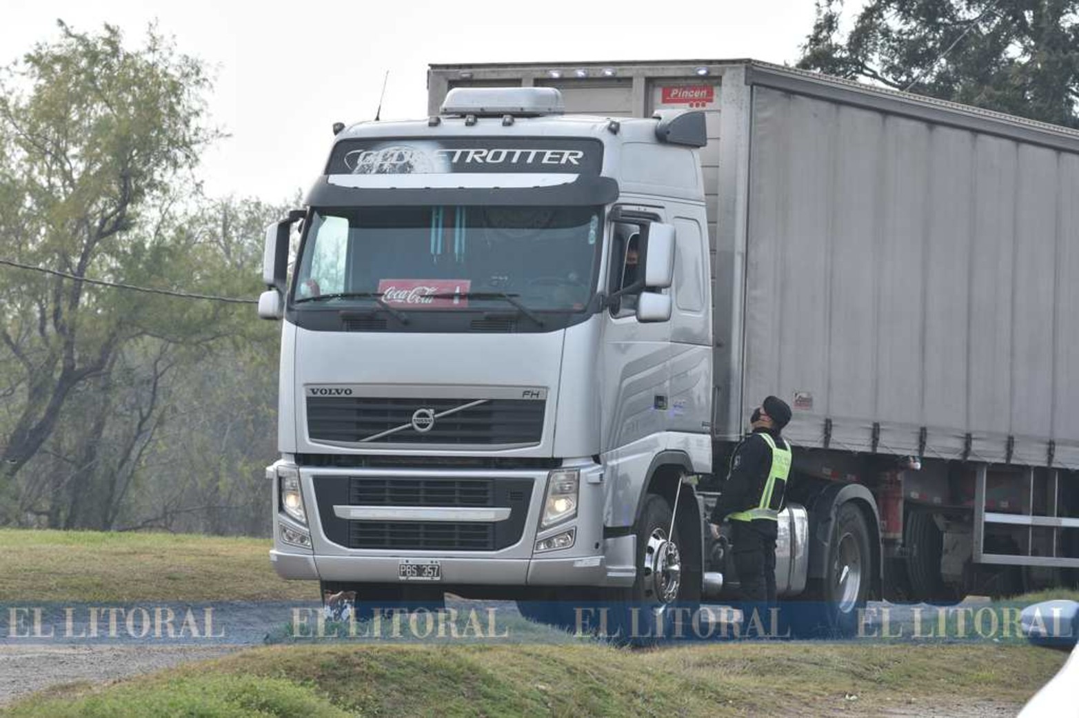 En el túnel Subfluvial no se exige el análisis de isopado por 72 horas. Sí, el control ahora es uno por uno los autos y camiones. Está también la Cruz Roja en los controles junto a la Policía de Seguridad Vial de provincia.