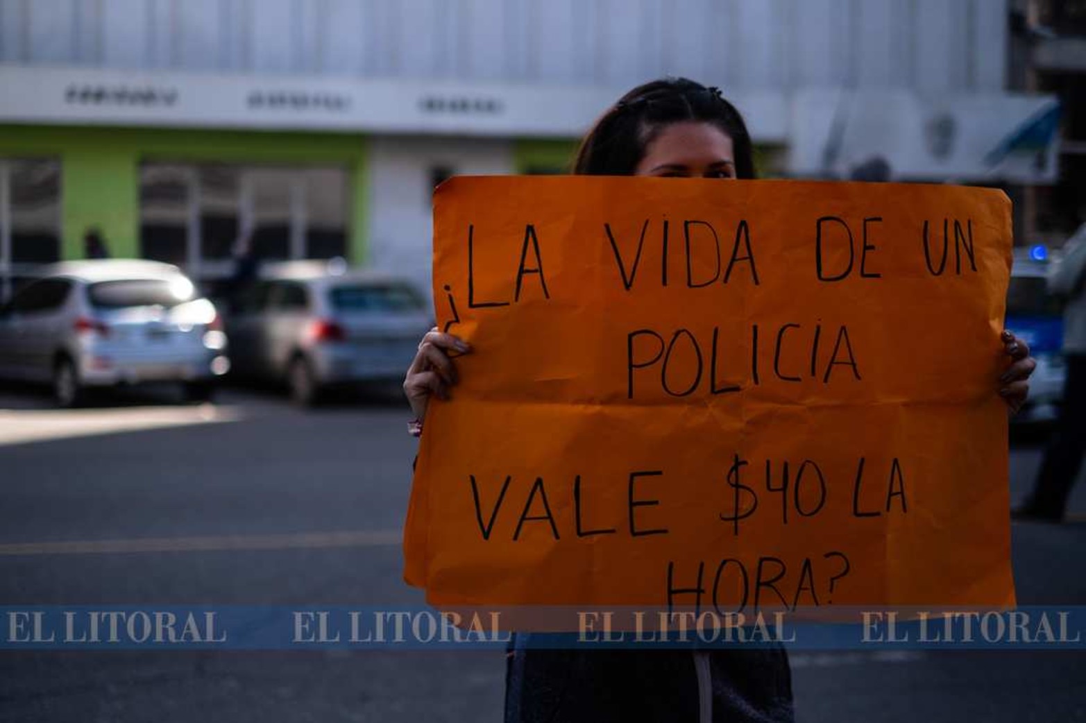La policía de la provincia de Buenos Aires reclama aumento de sueldo. Al ser una institución sin representación gremial, usaron los propios móviles oficiales para llevar adelante la protesta.