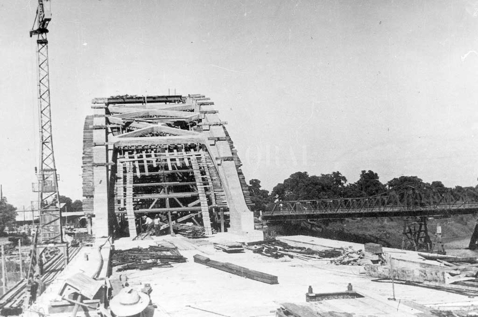Antecesor. Imagen de la construcción del Carretero, en la que se ve el viejo puente de hierro. En la actualidad aún se pueden observar los antiguos pilares, hoy de utilidad para muchas personas que los usaron como base para levantar sus viviendas.