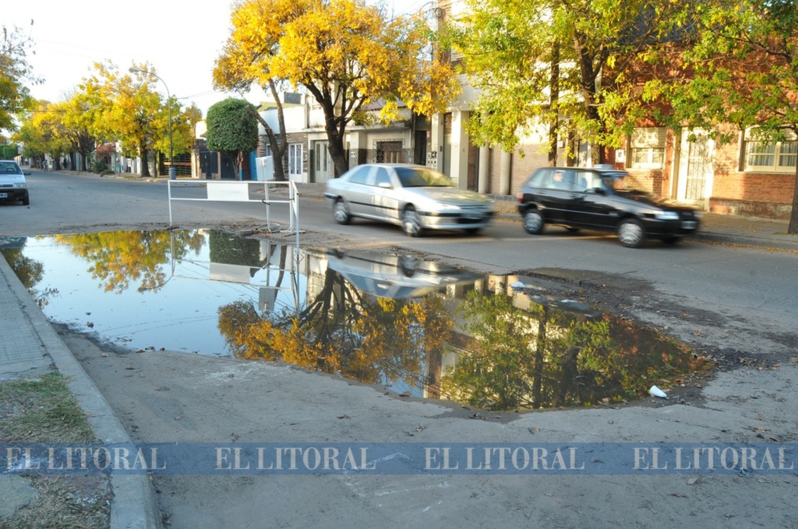 Los hundimientos en esta zona son frecuentes. Desde la década del 70, el socavón de Urquiza y Cándido Pujato viene 'derrumbando' cada intento de reparación y generando insistentes e históricos reclamos de los vecinos.