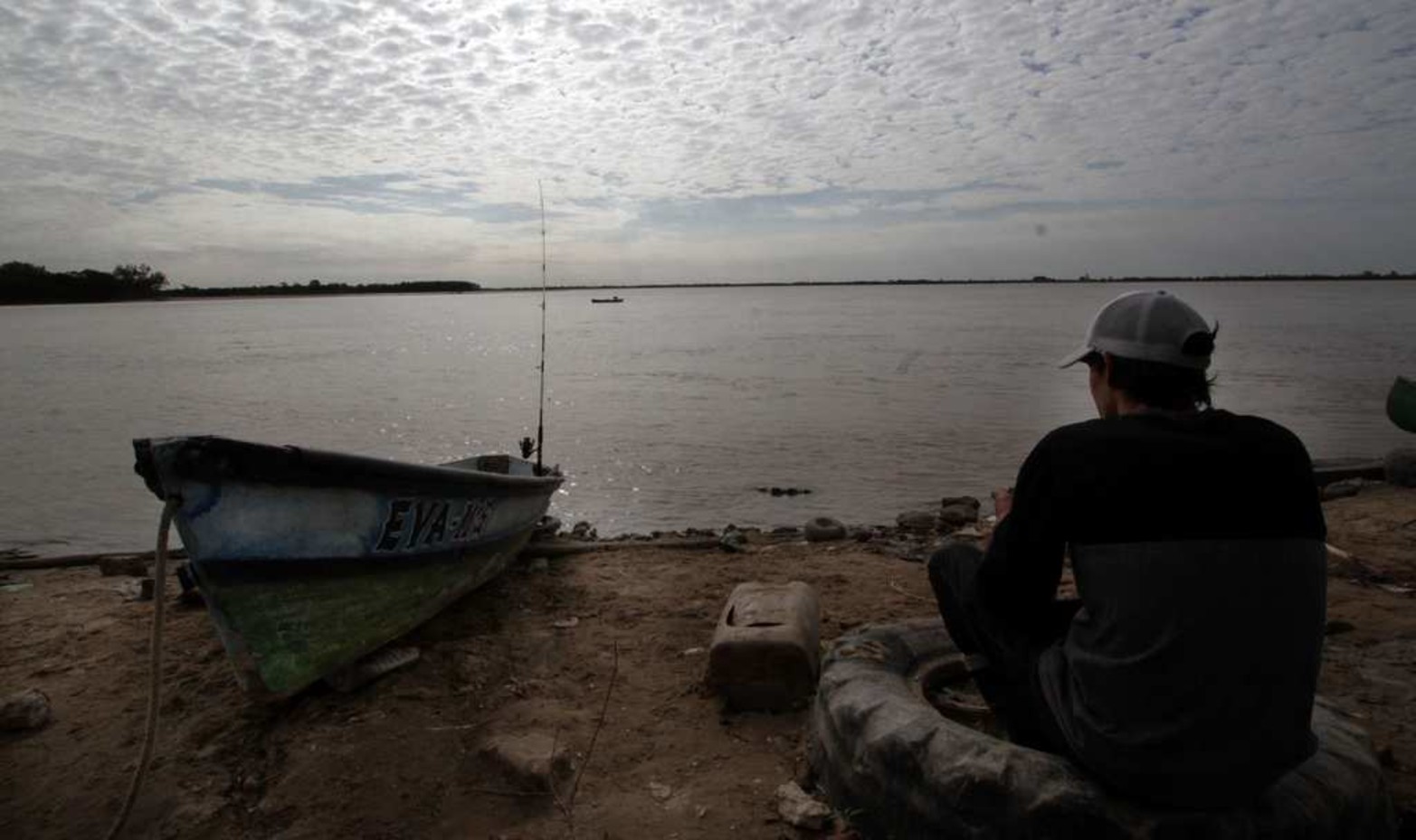 Puerto Sánchez y la pesca. Un postal mas del emblemático barrio que tiene su canción escrita por Jorge Méndez.