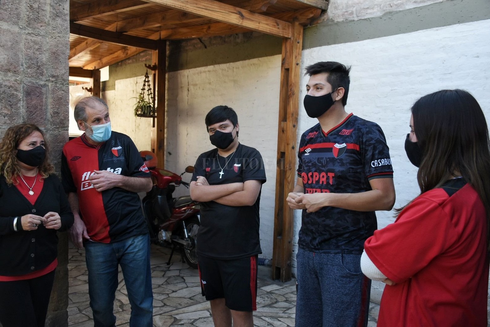 Los Aloy son una familia sanjuanina muy especial, todos son hinchas fanáticos del "sabalero". Jorge, el papá, es oriundo de Santo Tomé. En Santa Fe conoció a Claudia y juntos viven en San Juan desde hace 27 años. Sus hijos Santiago y Andrés, junto a Agustina (novia de Andrés), también son de Colón.