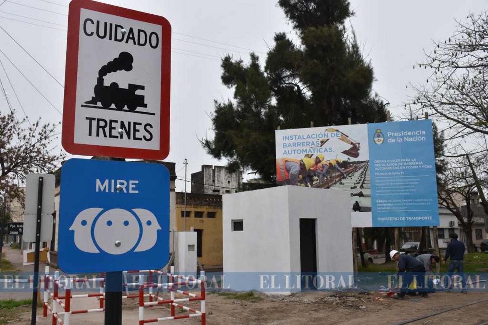 Señalética vertical sobre avenida López y Planes y Pasaje Irala.