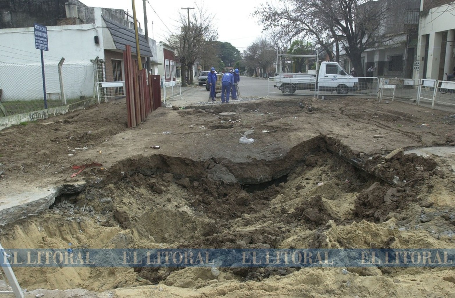 Los hundimientos en esta zona son frecuentes. Desde la década del 70, el socavón de Urquiza y Cándido Pujato viene 'derrumbando' cada intento de reparación y generando insistentes e históricos reclamos de los vecinos.