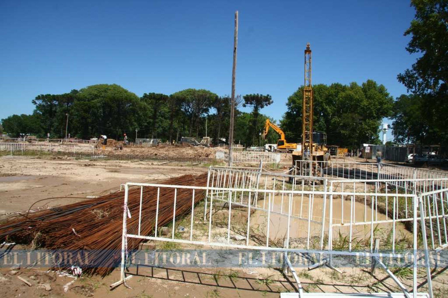 Miércoles 20 de enero de 2010. Parte de los hierros que son la estructura del edificio visto desde la lente de nuestro recordado Amancio Alem