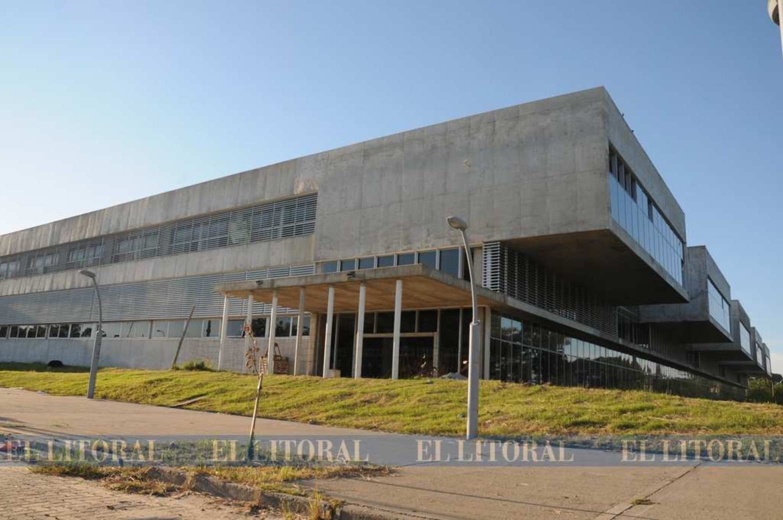 Miércoles 23 de marzo de 2016. Fachada de ingreso hacia calle Berutti