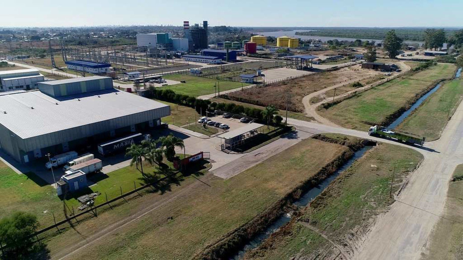 Vista aérea hacia el este del Parque Industrial de Sauce Viejo. Atrás se puede ver la Central Termoeléctrica Brigadier López.
