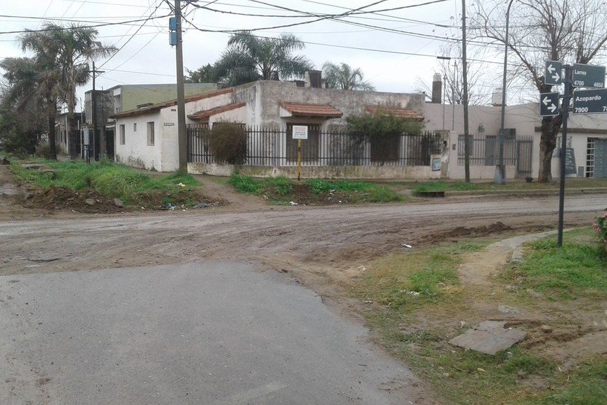 Tránsito complicado en un sector de barrio Las Flores