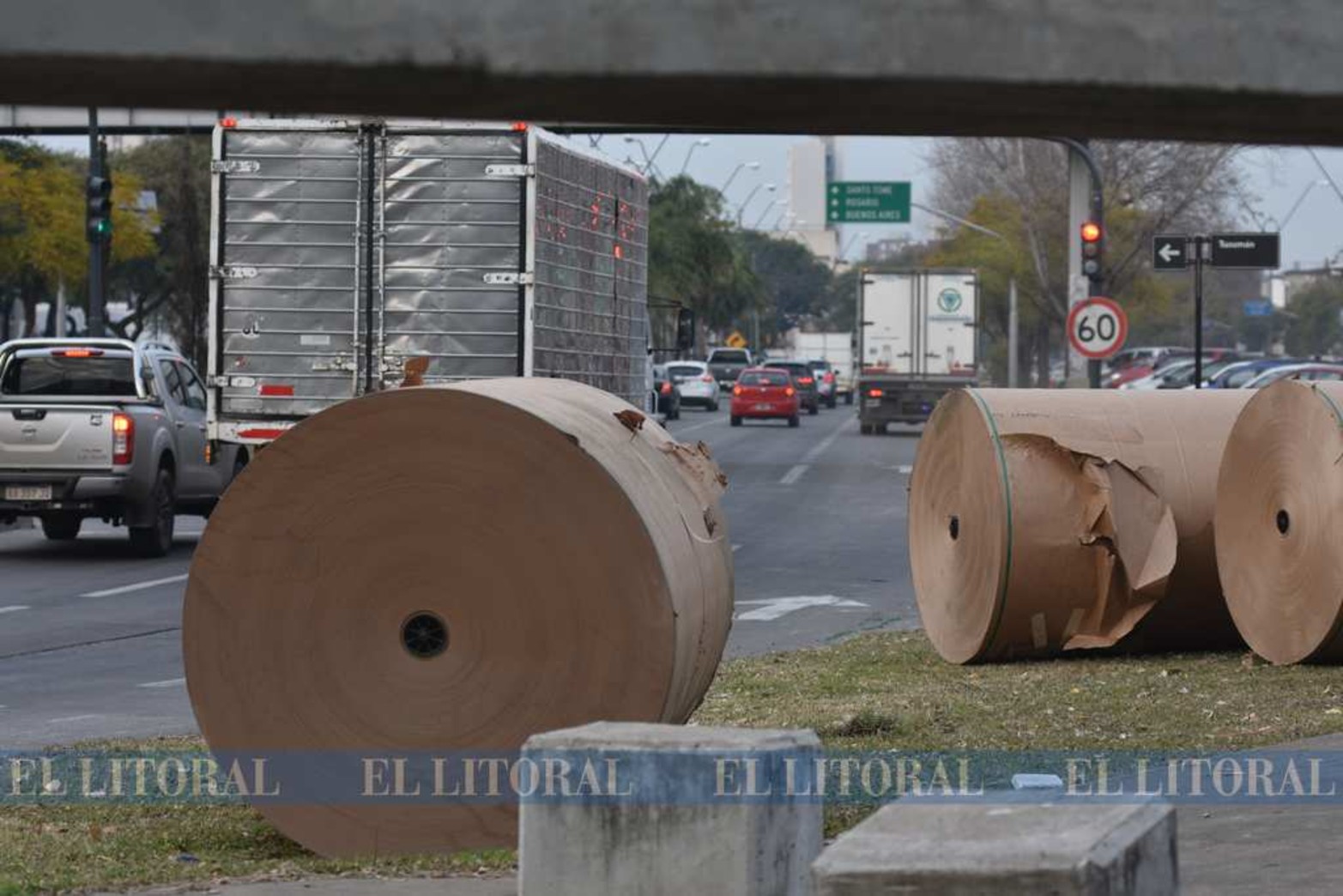 Hoy "volaron" bobina de papel. Con destino a Rafaela, a un camión se le cayeron casi diez bultos. Solo hubo daños materiales.