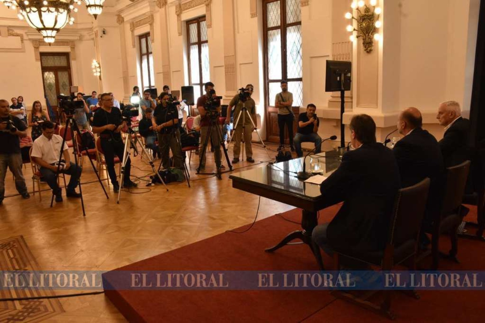 No hay mas preguntas en vivo. Las conferencias de prensa del Gobierno provincial son cerradas y solo se puede enviar un mensaje de texto cuando se requiere una pregunta. En las instalaciones del Salón Blanco hay espacio considerado para la prensa que suele ir.