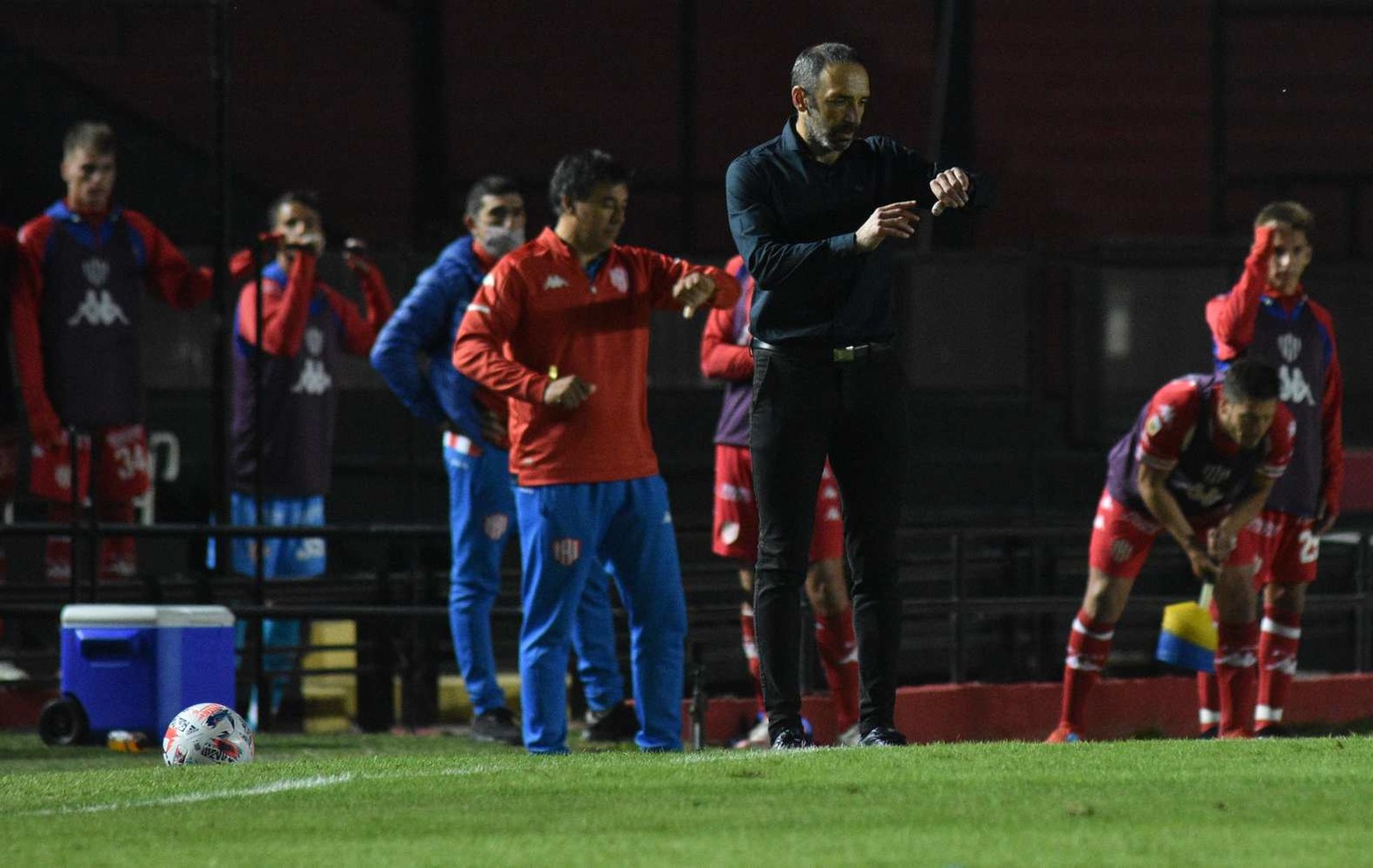 Ya no hay mas tiempo. El director técnico de Unión observa su reloj. Las chances para ingresar a la otra fase se esfumaron. Advirtió el "salto" de calidad que necesita el club para ganar este tipo de partidos.