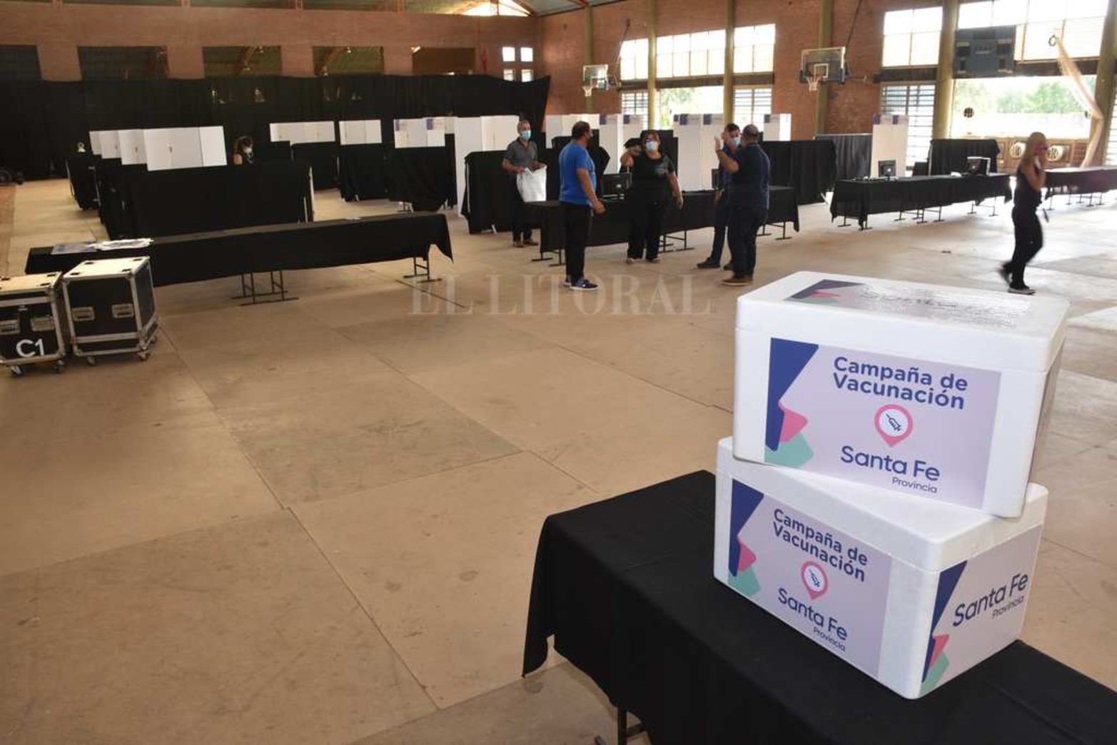 El lugar que suele utilizar el Ministerio de Educación para otorgar las titularizaciones docentes, se montó para la vacunación a los docentes. Es el Centro de Educación Física, ubicado en avenida Galicia y Las Heras.
