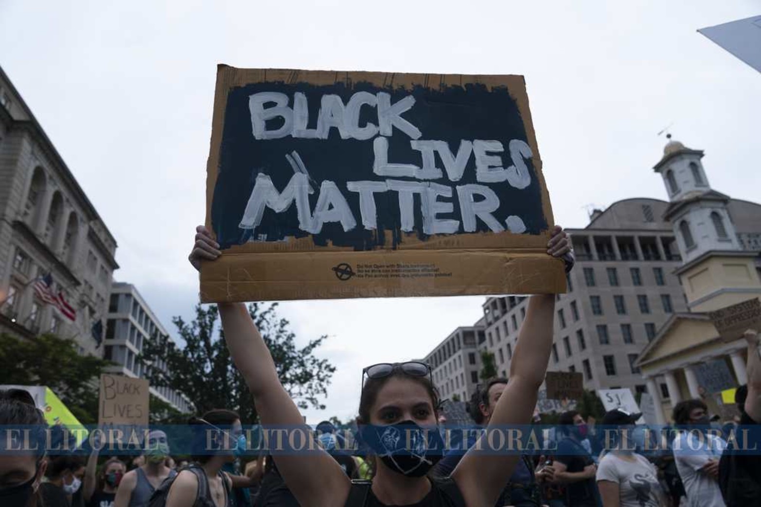 En Washinton... Manifestantes participando durante una protesta frente a la Casa Blanca por la muerte de George Floyd.