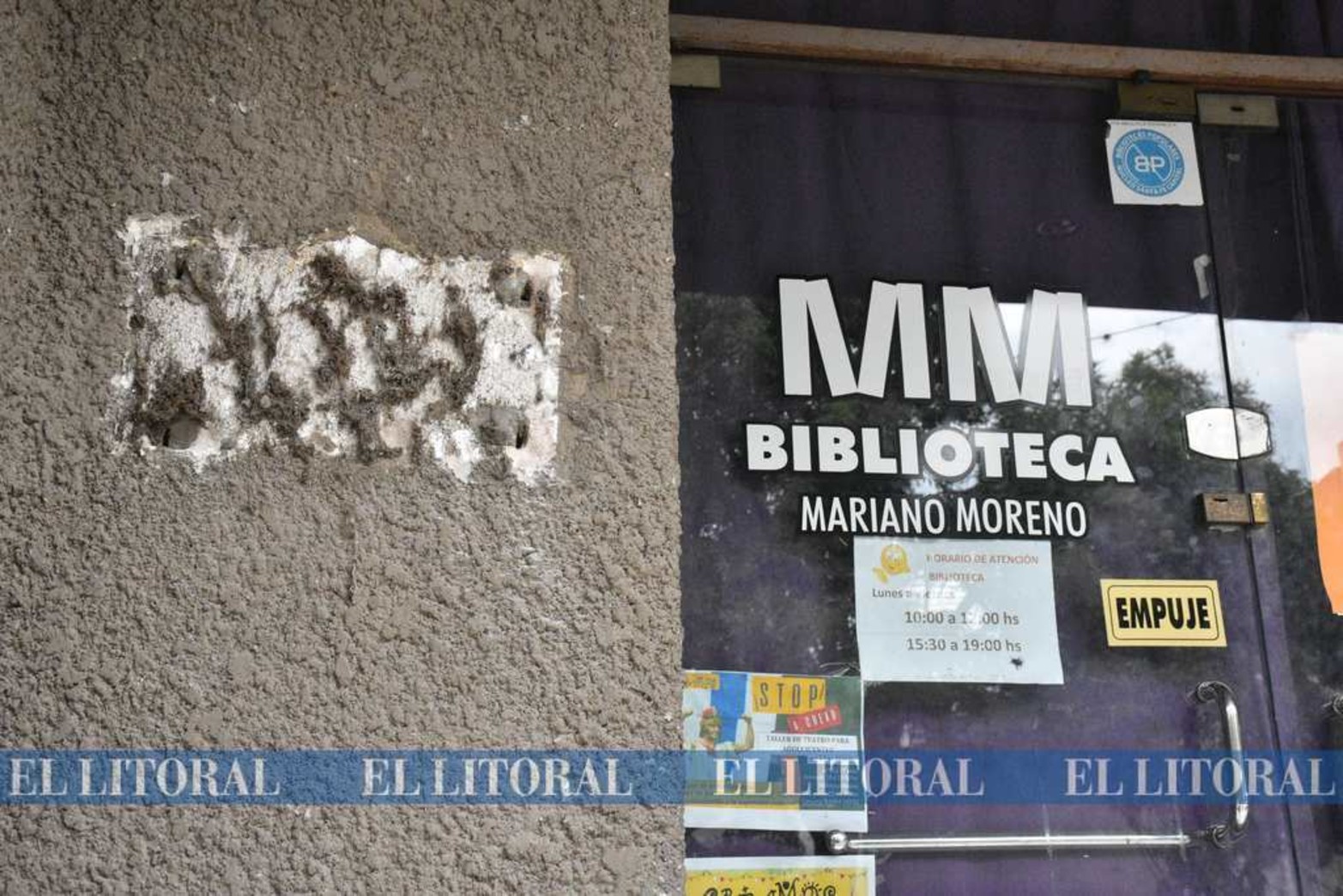 Sin placas. Como en la Biblioteca Moreno que desapareció la placa de bronce, otros lugares de la ciudad amanecieron sin placa: plaza Constituyentes y Juzgado Oral Federal.