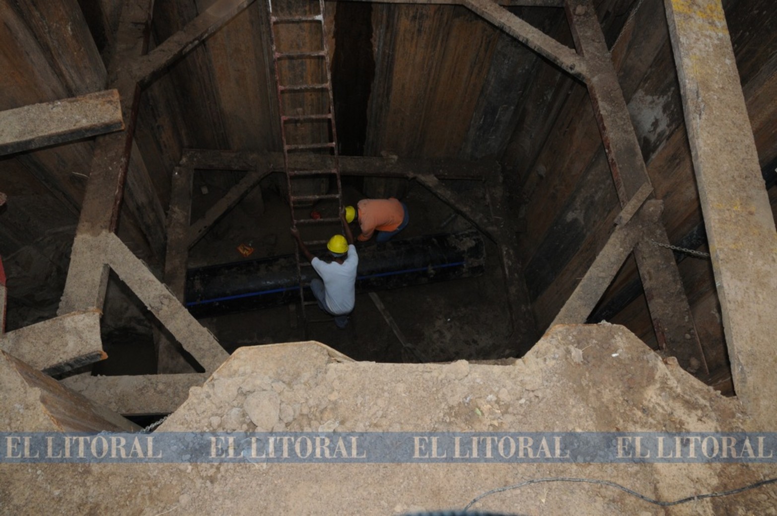 Los hundimientos en esta zona son frecuentes. Desde la década del 70, el socavón de Urquiza y Cándido Pujato viene 'derrumbando' cada intento de reparación y generando insistentes e históricos reclamos de los vecinos.