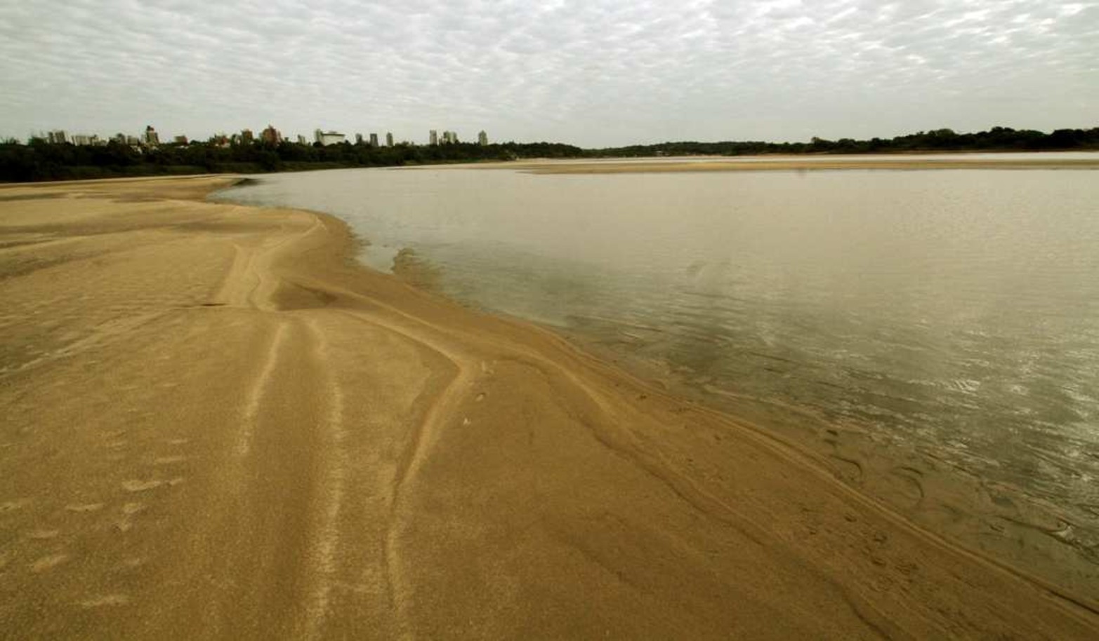 Mezcla de arena y greda. Así son algunos sectores del banco de arena.