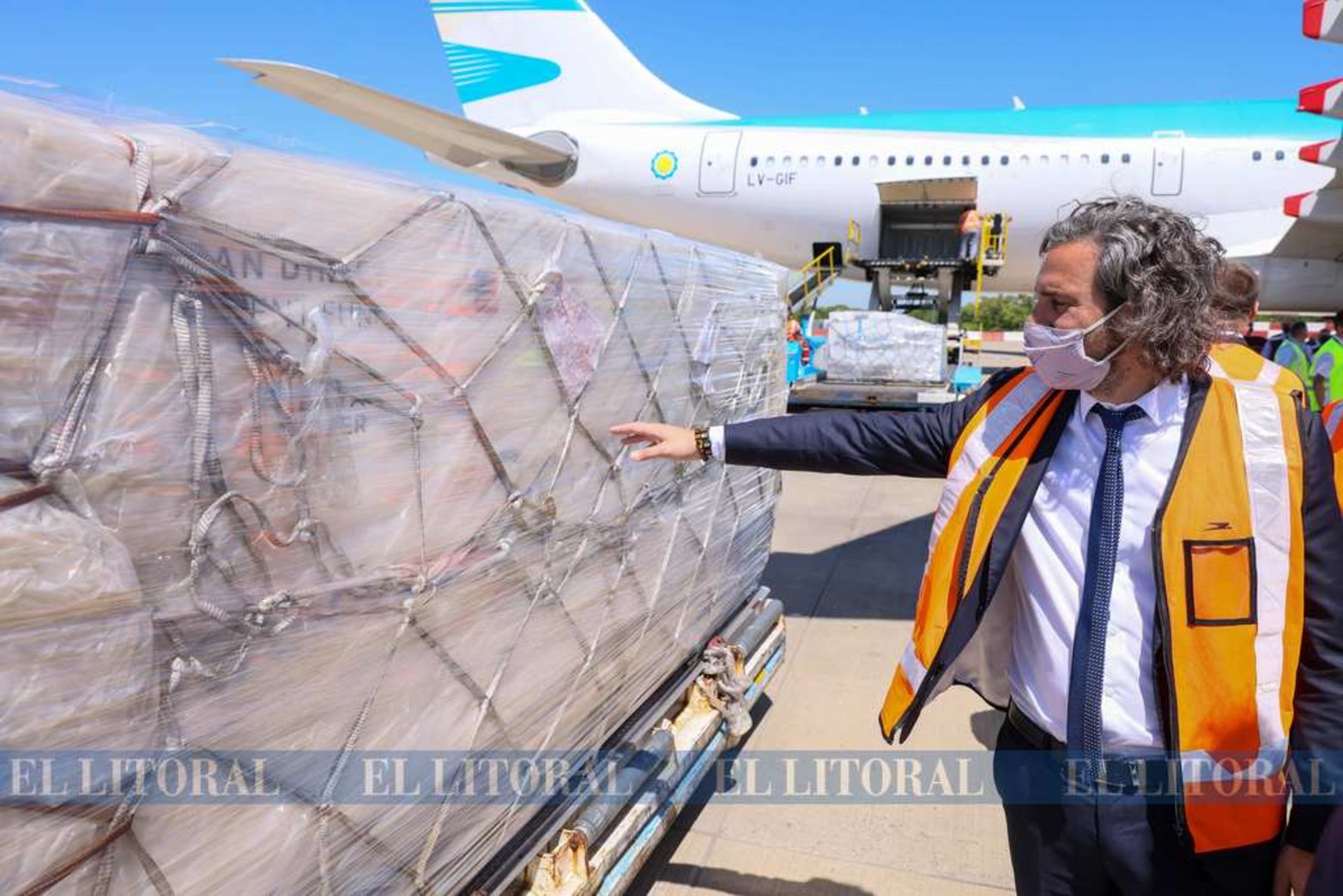 El Jefe de Gabinete Juan Pablo Cafiero en la pista del aeropuerto.