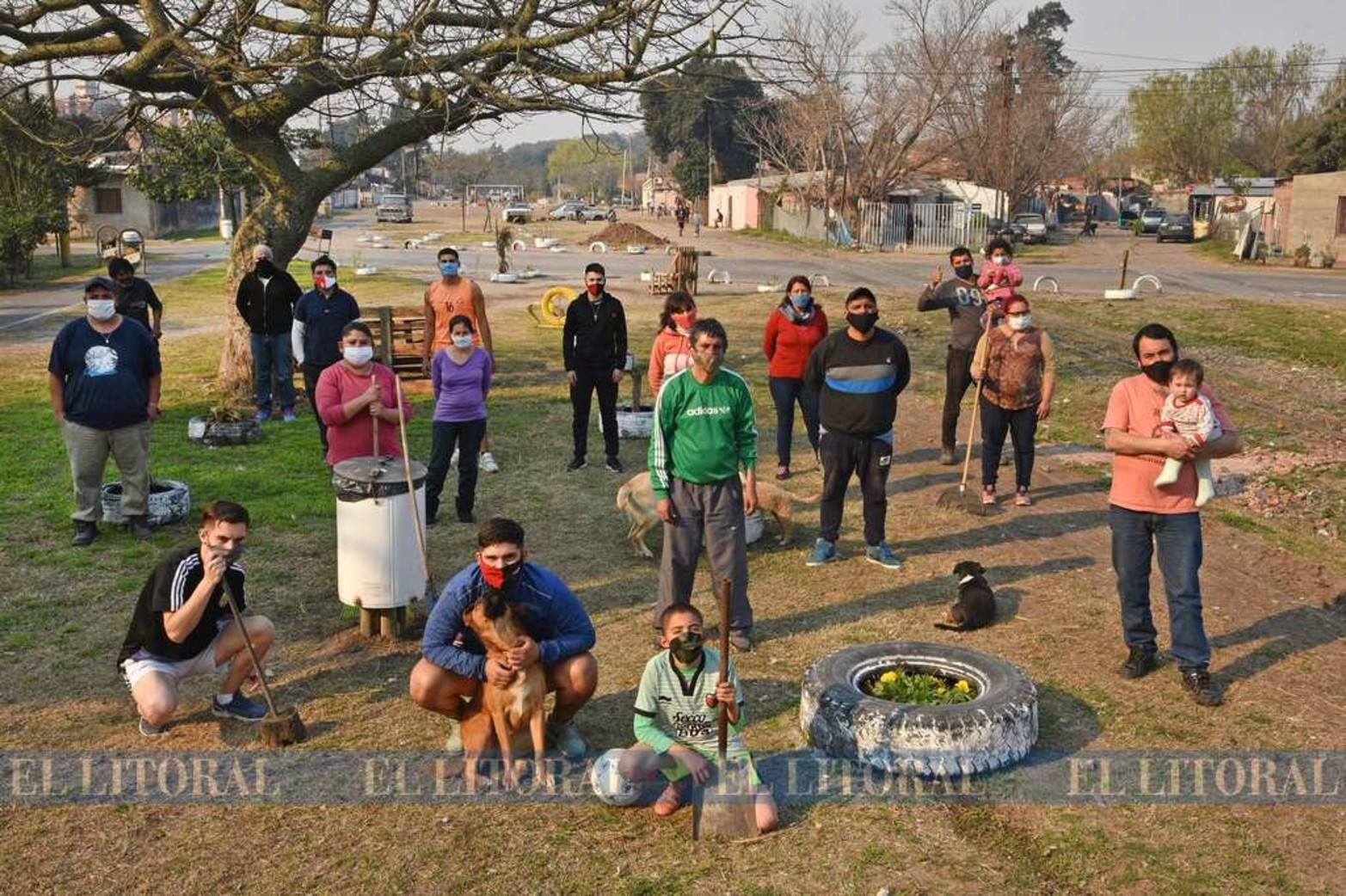 Lugar de encuentro. Donde había un basural, ahora hay un espacio de esparcimiento en común. Con la fuerza de la solidaridad entre los vecinos lograron cambiar el aspecto del lugar. Güemes y Luciano Torrent.