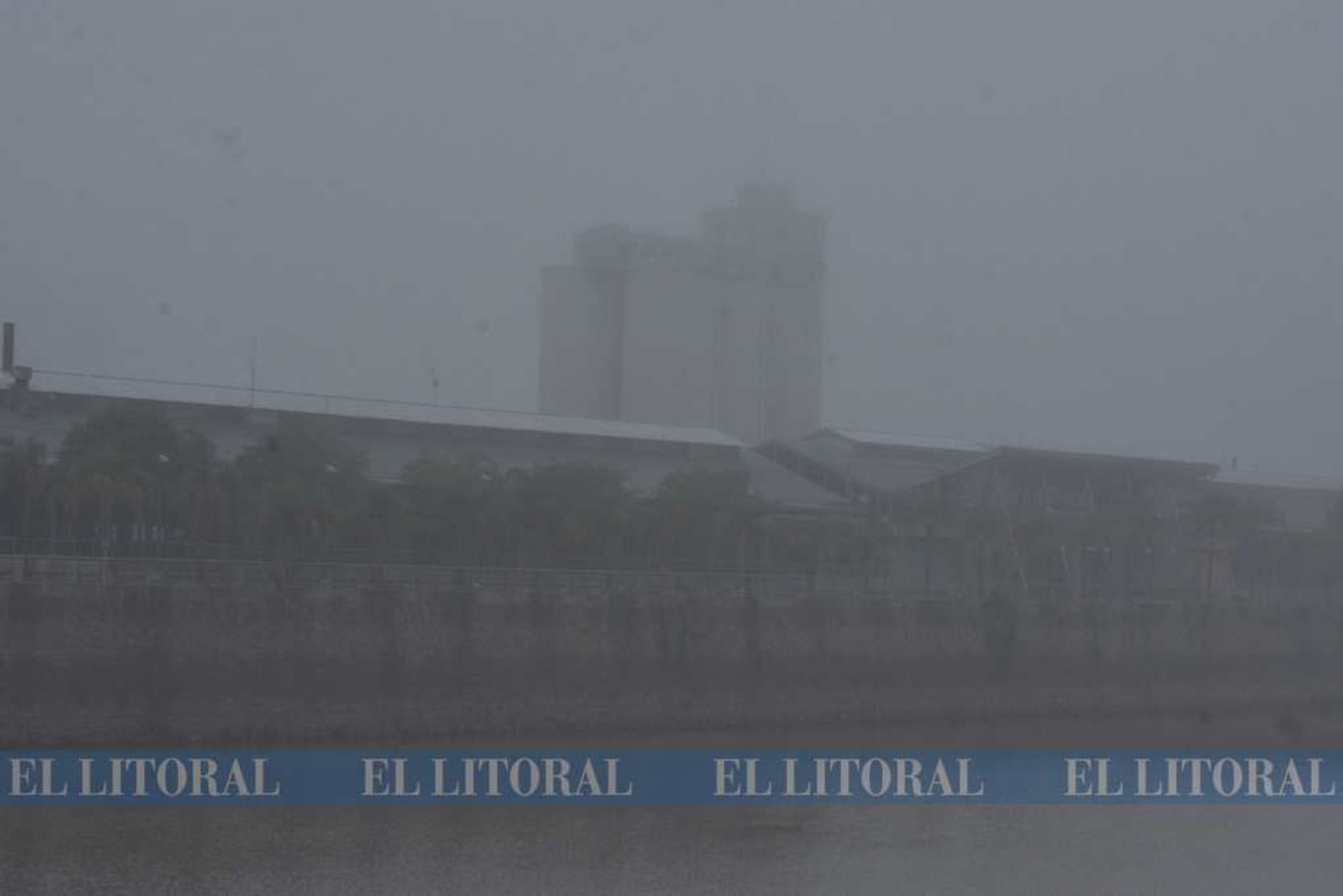 Nubes bajas...Como vino ocurriendo esta semana, una densa niebla cubrió la ciudad. Lo de hoy ¿es niebla o llovizna?