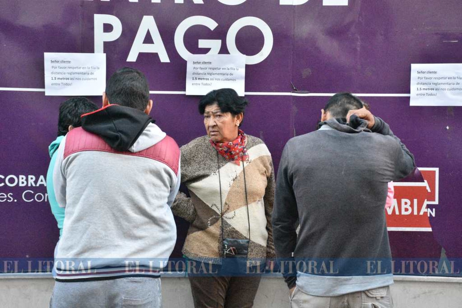 Cola en bancos para cobrar Asignaciones, Fondo de desempleo, jubilaciones y pensiones.