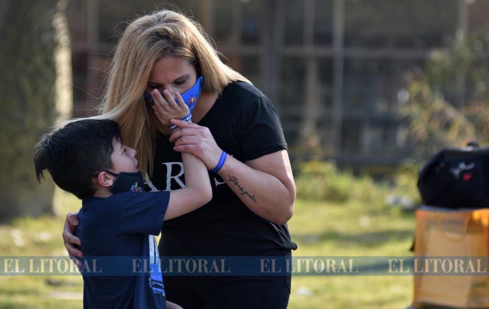 Pulseras azules. La idea surgió de María José Robles, mamá de Máximo, a quien a los 2 años y medio (hoy tiene 8) le diagnosticaron la condición. La repercusión fue tal que el producto fue pedido desde España, Chile, Paraguay, Uruguay y Bolivia.