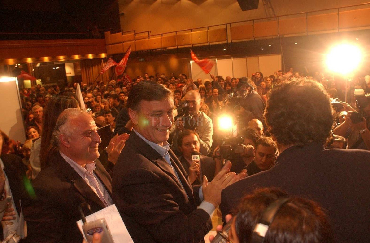 24 de octubre de 2005. Hermes Binner festeja en el hotel Ariston de Rosario donde hicieron la conferencia de prensa.