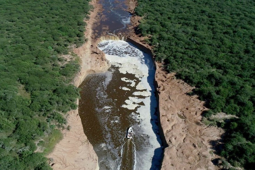 ELLITORAL_GALL_81060 |   La cascada del arroyo Colastiné es un nuevo atractivo turístico. La sequía que azotó la región dejó secuelas. Una depresión en la cuenca del afluente provocó una cascada natural que cada vez toma más profundidad. A solo cinco minutos en lancha desde la ciudad de Coronda, se puede acceder al lugar. Fernando Nicola