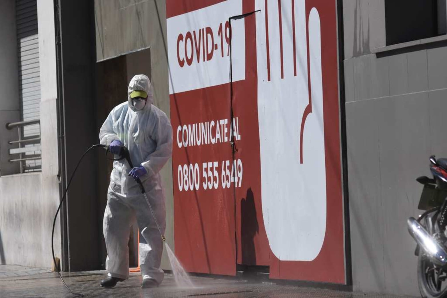 Con agua y cloro. Cliba es una de las empresas encargada de fumigar los edificios públicos