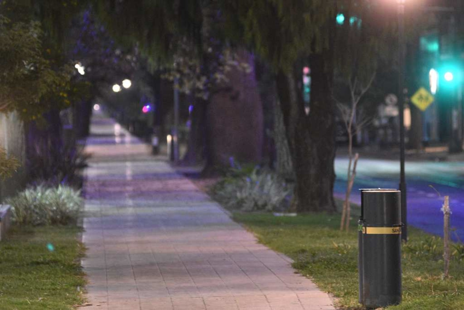 Paseo del boulevard Galvez...La soledad del espacio público durante el aislamiento social y obligatorio.