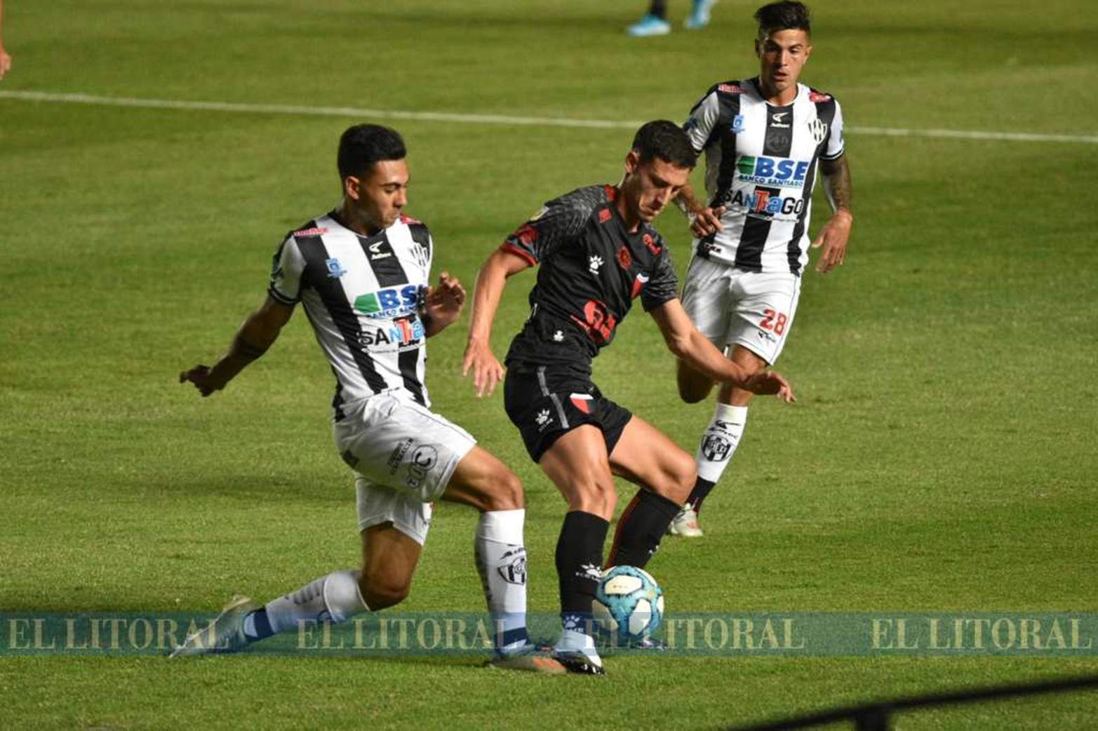 Escenas del encuentro entre Colón y Central Córdoba de Santiago del Estero.