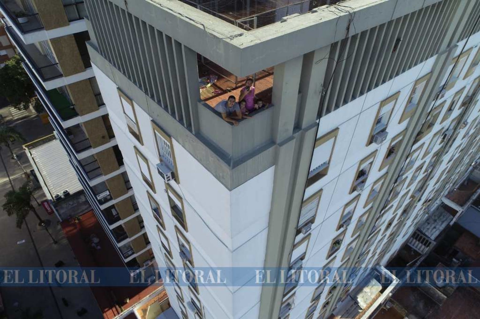 Recuerdo imborrable del aislamiento. El poder de una foto periodística es su síntesis. Edificio San Martín casi Juan de Garay