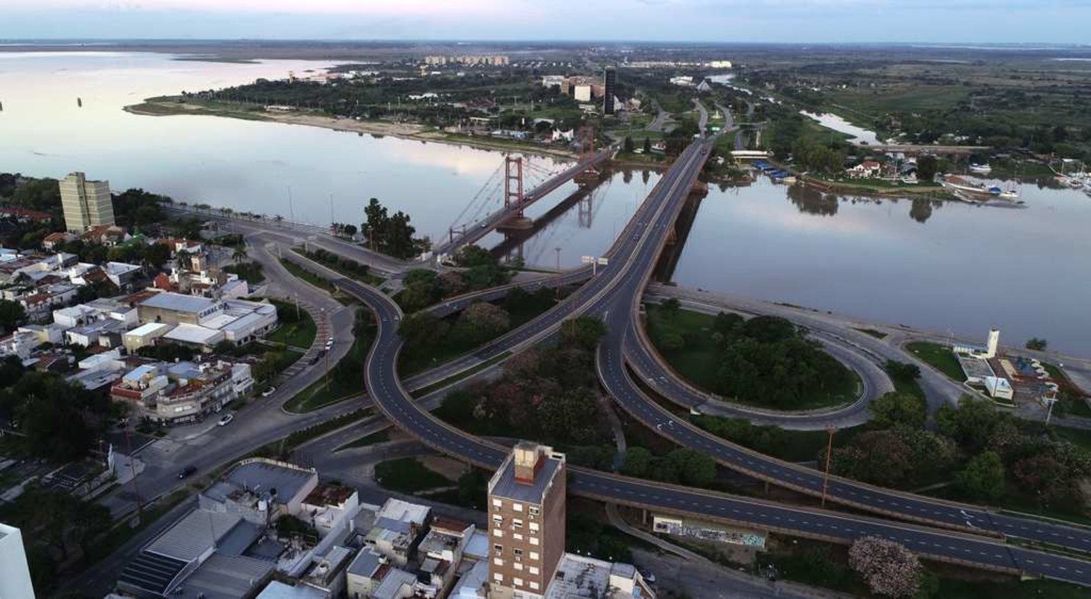 El rulo del viaducto Oroño con el puente colgante atrás. El ingreso este de la ciudad de Santa Fe vacío.