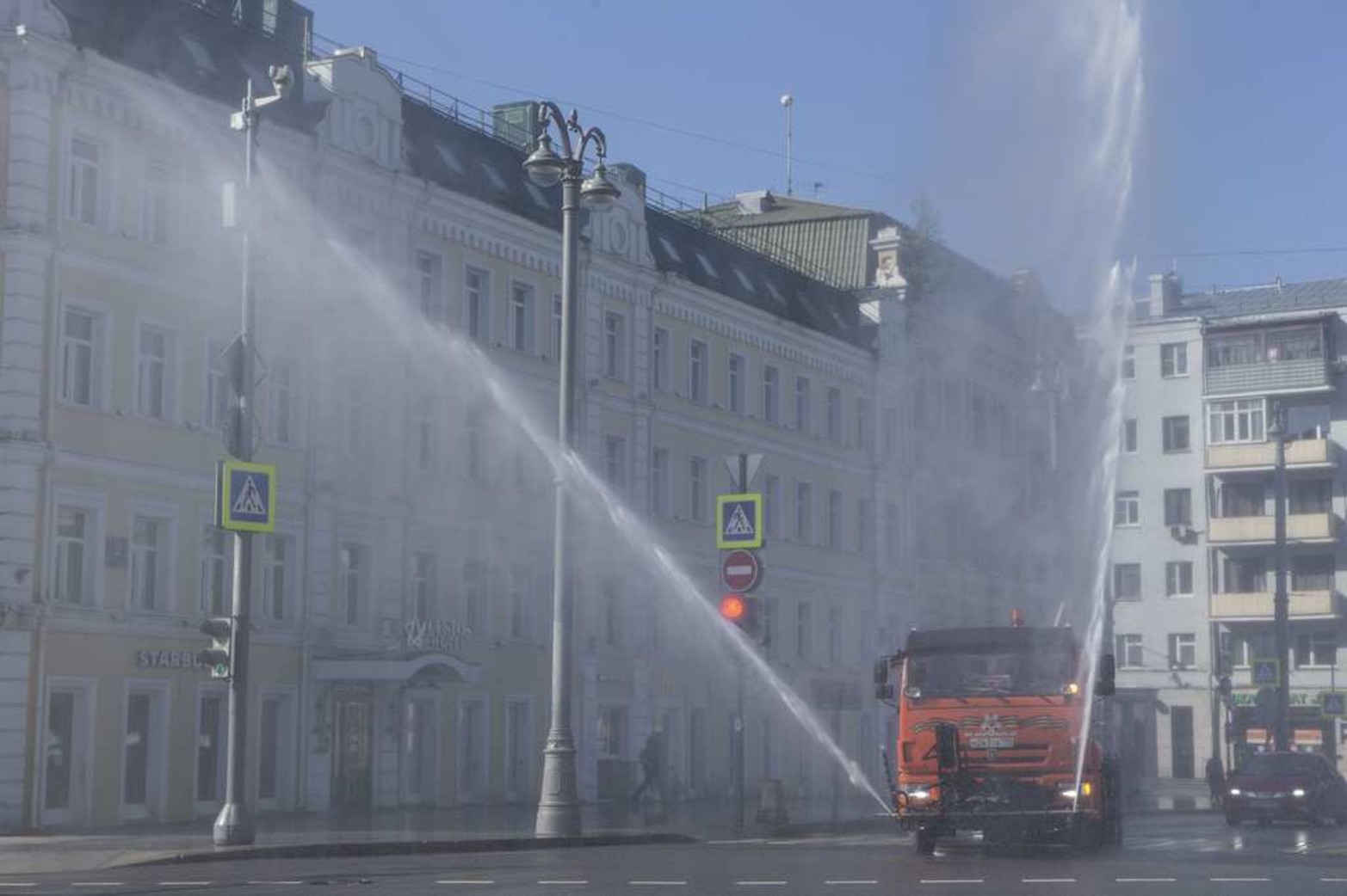 Desinfección al por mayor...En Moscú, Rusia estás imágenes 
recorren el mundo. Rusia confirmó 8.855 nuevos casos de COVID-19 en 24 horas, elevando a 458.689.