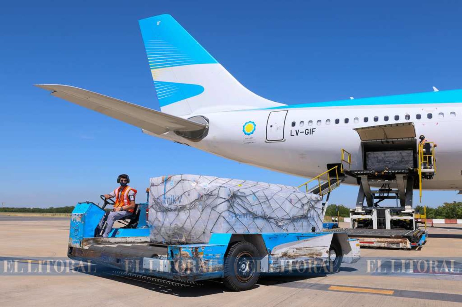 Las primeras cajas que fueron bajada en el aeropuerto de Ezeiza durante el mediodía.