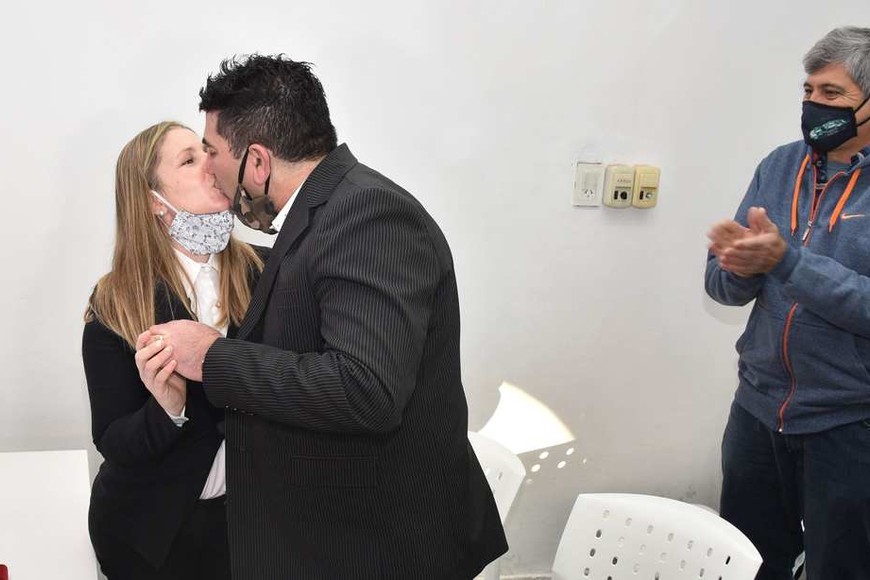 El primer beso civil en 105 días de aislamiento