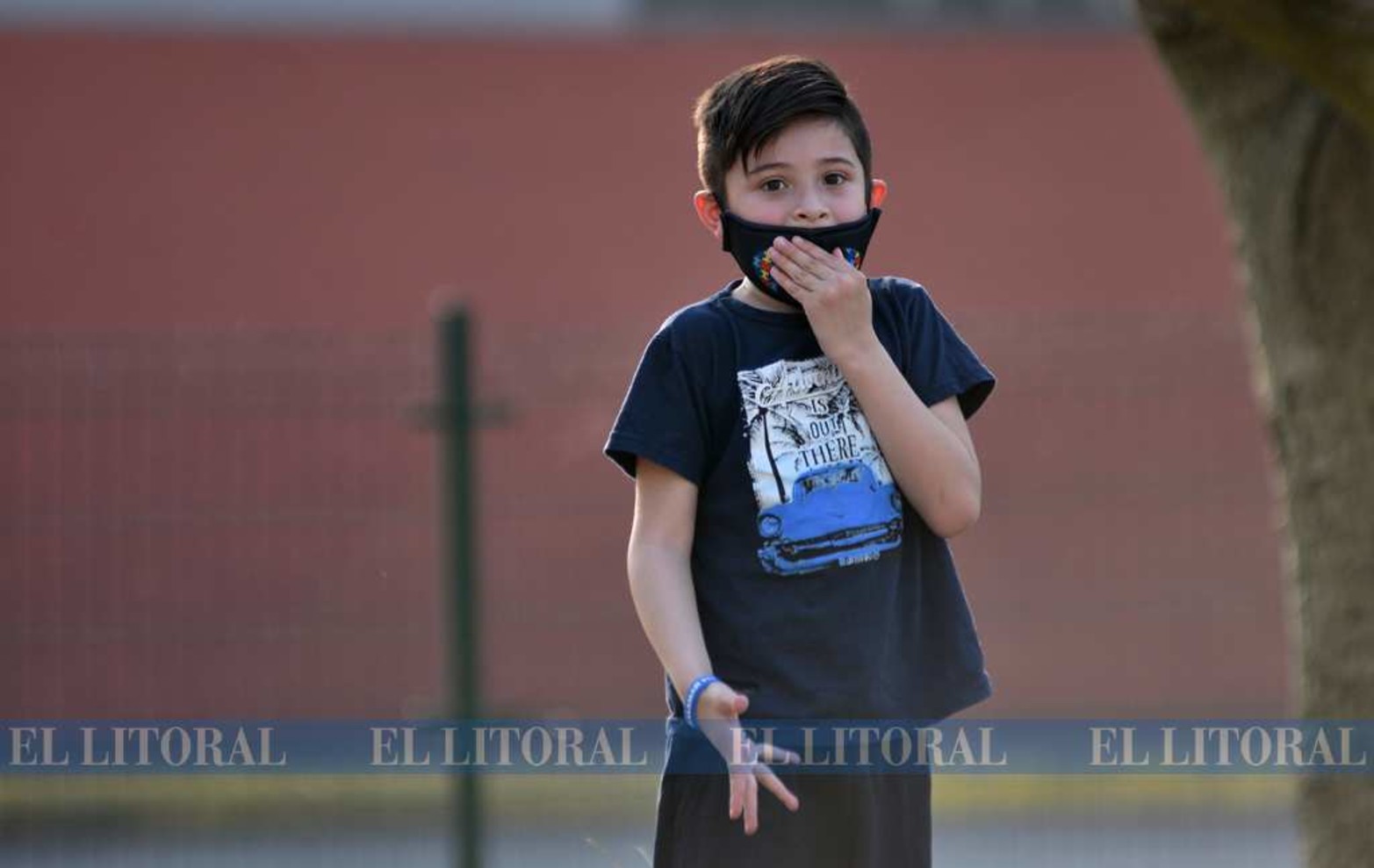 Pulseras azules. La idea surgió de María José Robles, mamá de Máximo, a quien a los 2 años y medio (hoy tiene 8) le diagnosticaron la condición. La repercusión fue tal que el producto fue pedido desde España, Chile, Paraguay, Uruguay y Bolivia.