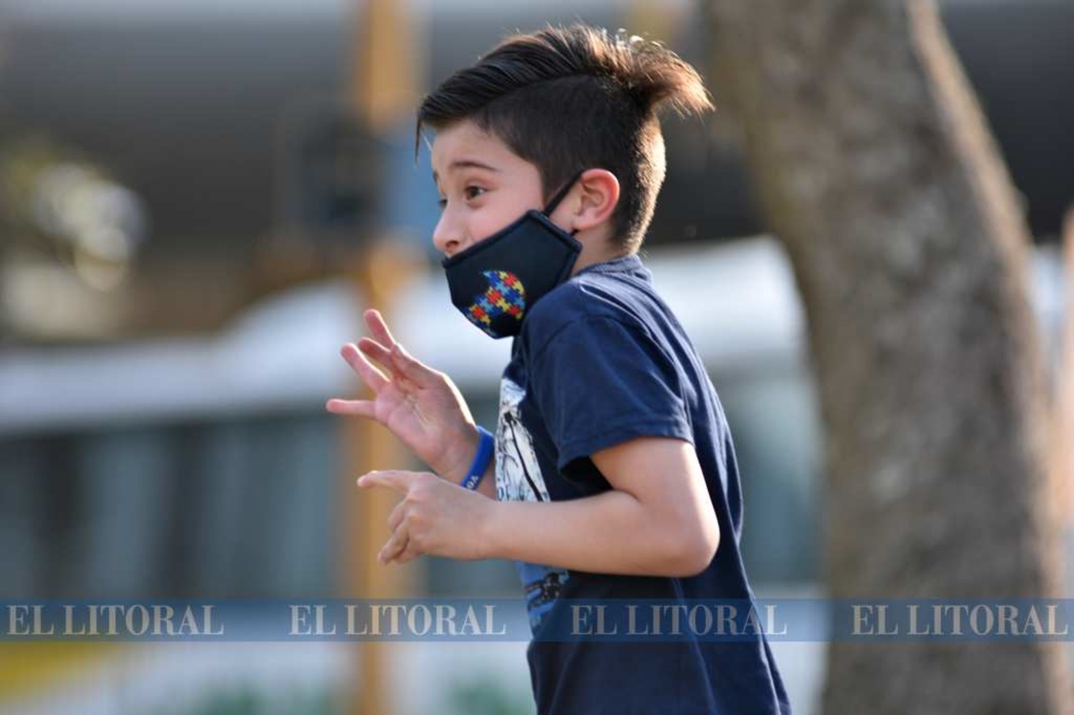 Pulseras azules. La idea surgió de María José Robles, mamá de Máximo, a quien a los 2 años y medio (hoy tiene 8) le diagnosticaron la condición. La repercusión fue tal que el producto fue pedido desde España, Chile, Paraguay, Uruguay y Bolivia.