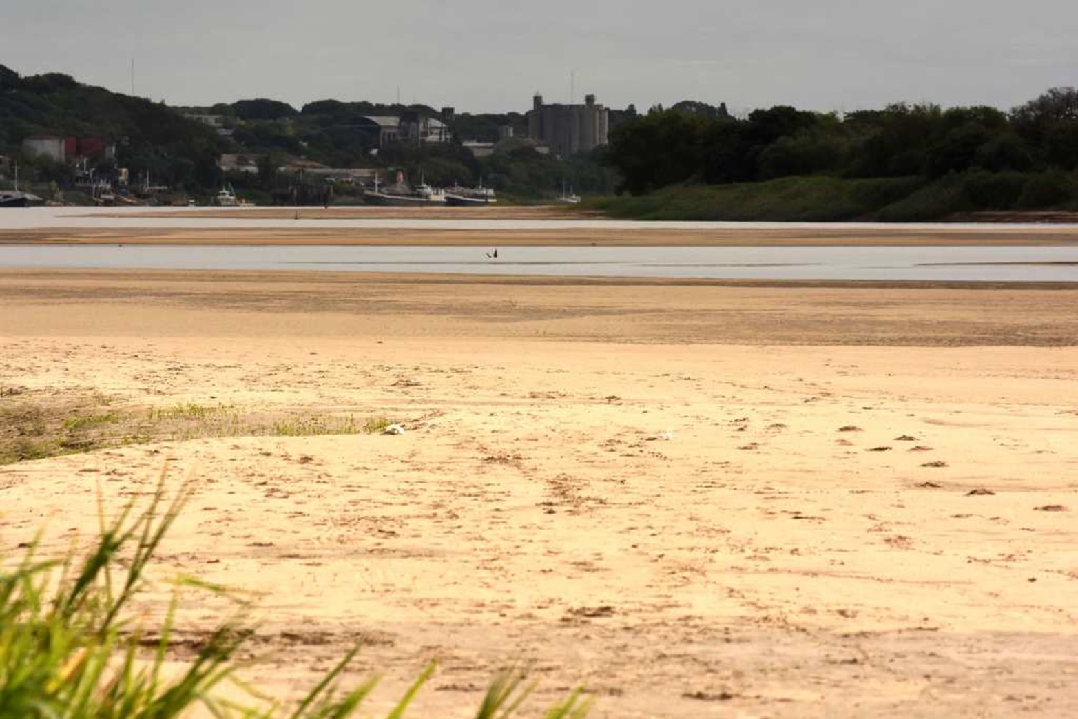 Los bancos atrás de la isla Puente. Así lucen las arenas del río Paraná.