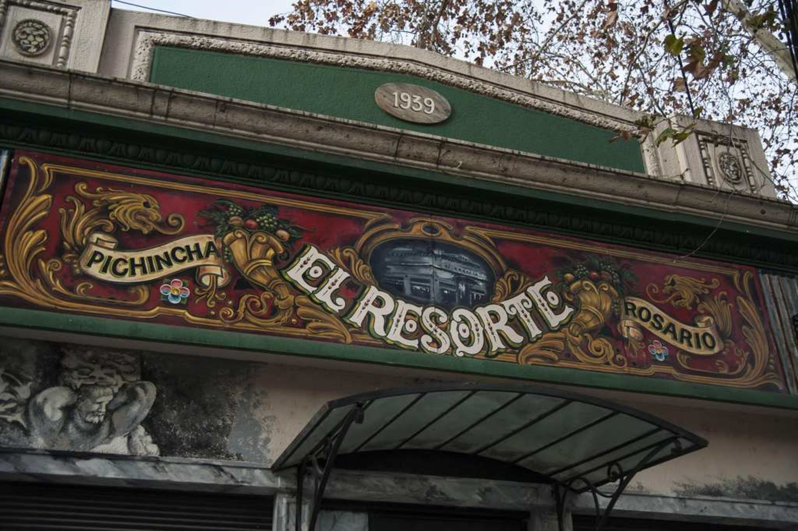 El Resorte en Pichincha...La zona del barrio creció en estos últimos años en la gastronomía. Sigue con sus ventanas pintadas de blanco.