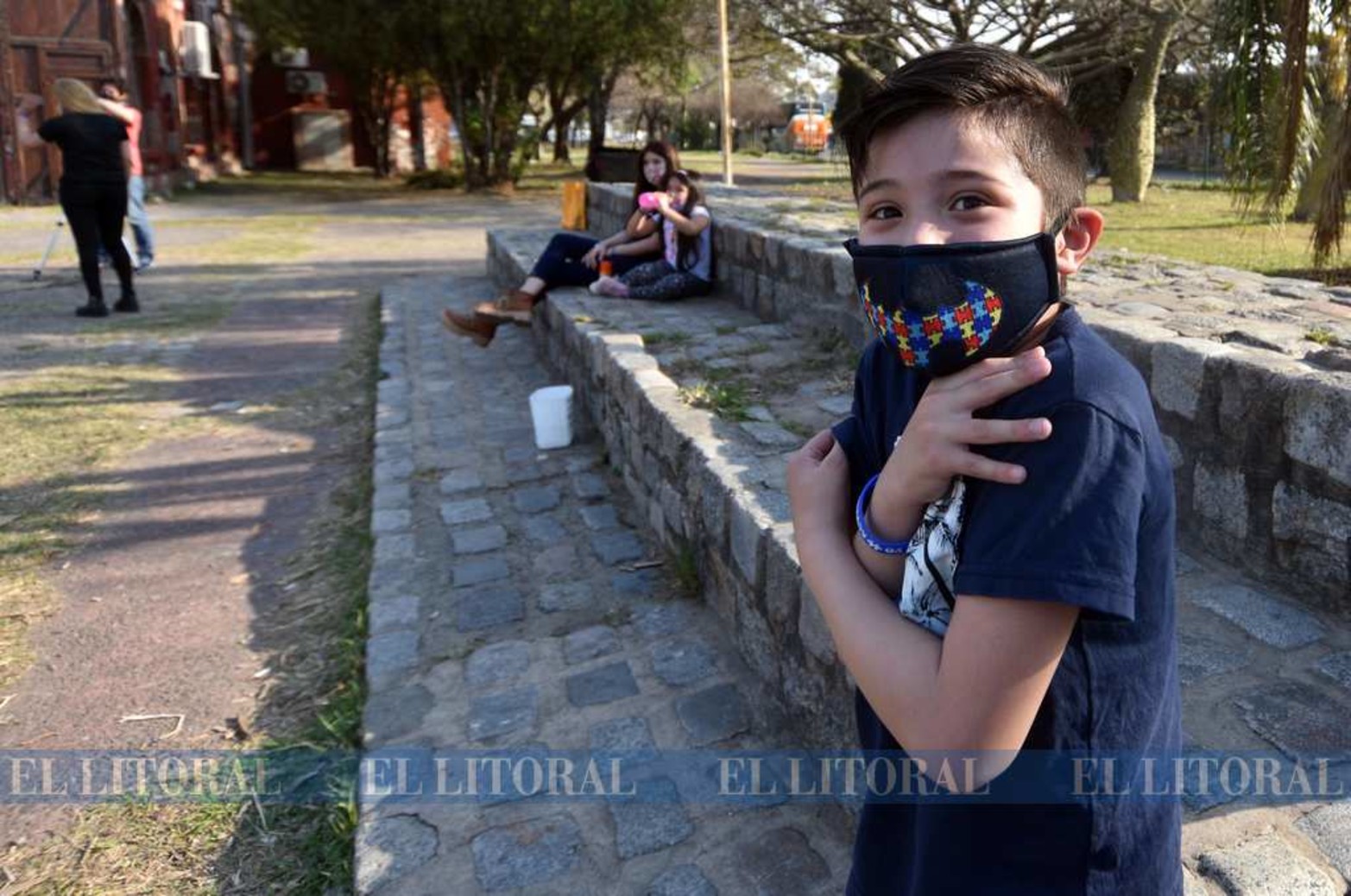 Pulseras azules. La idea surgió de María José Robles, mamá de Máximo, a quien a los 2 años y medio (hoy tiene 8) le diagnosticaron la condición. La repercusión fue tal que el producto fue pedido desde España, Chile, Paraguay, Uruguay y Bolivia.