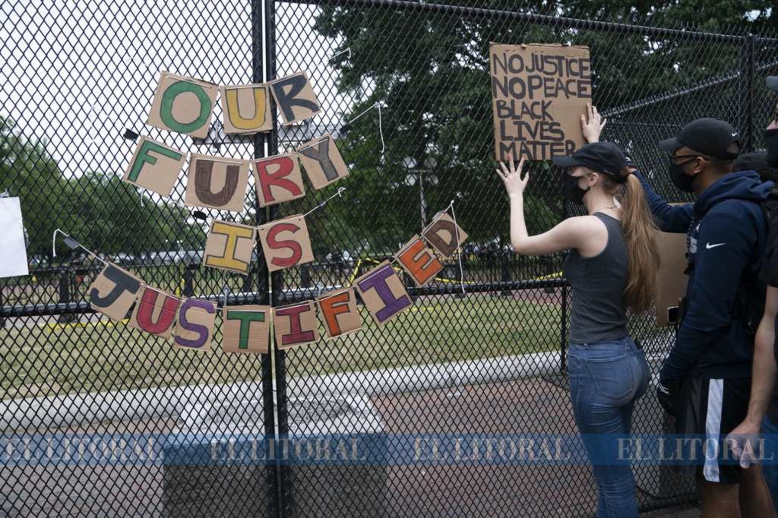En Washinton... Manifestantes participando durante una protesta frente a la Casa Blanca por la muerte de George Floyd.
