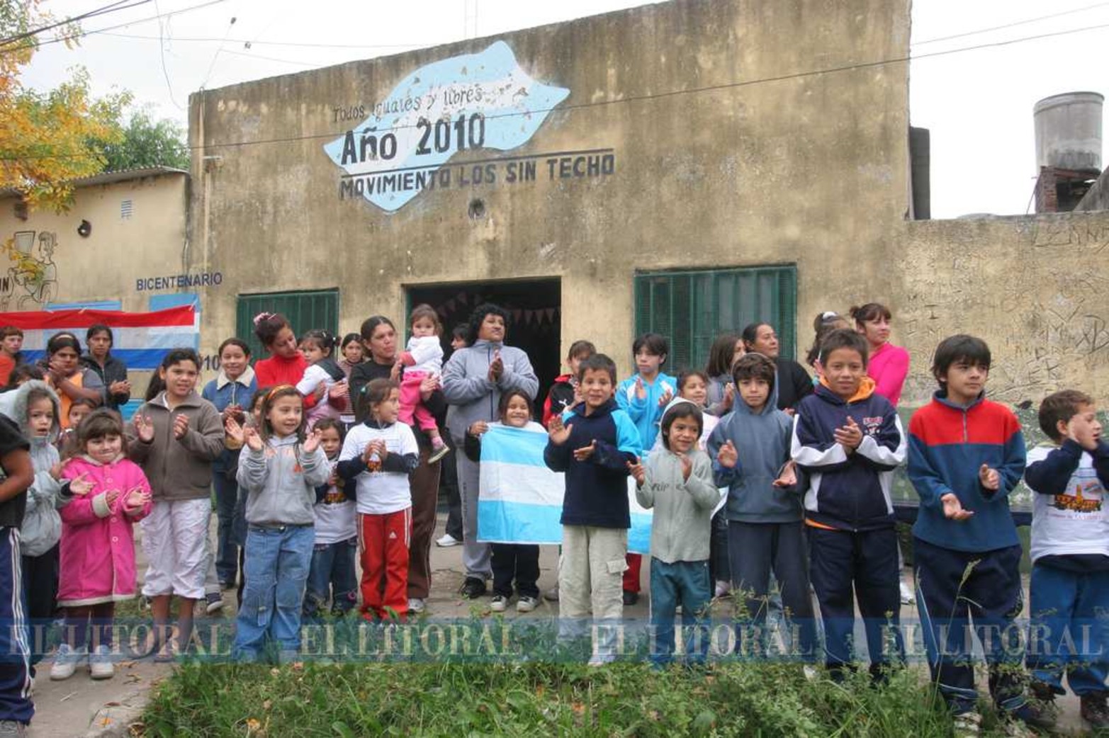 Vecinos del barrio Centenario despiden los restos del Atilio Rosso.