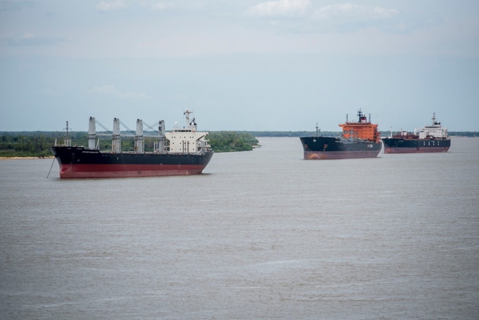La huelga de los empleados de las grandes plantas a la vera del río Paraná lleva 9 días.