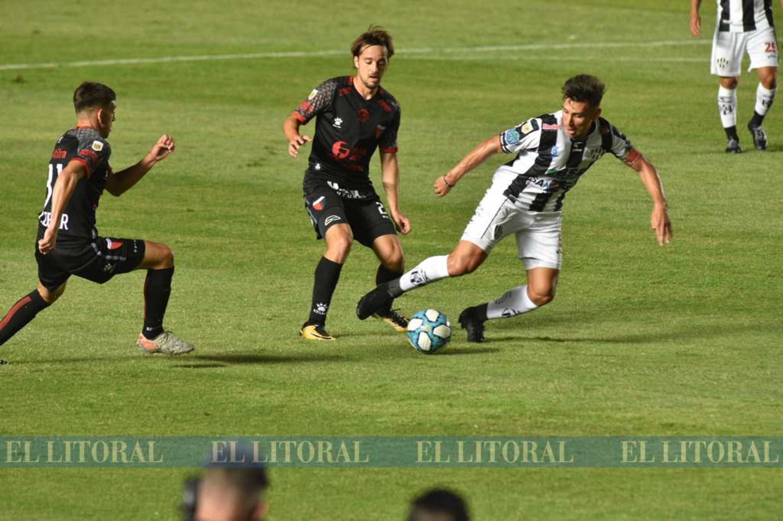 Escenas del encuentro entre Colón y Central Córdoba de Santiago del Estero.