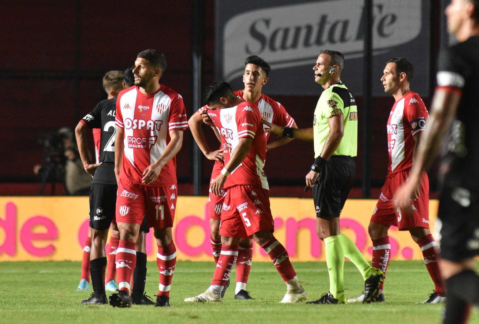 Nelsón Acevedo se va lesionado y se tapa la cara. El medio campo notó su salida. Fue una de las figuras de Unión.