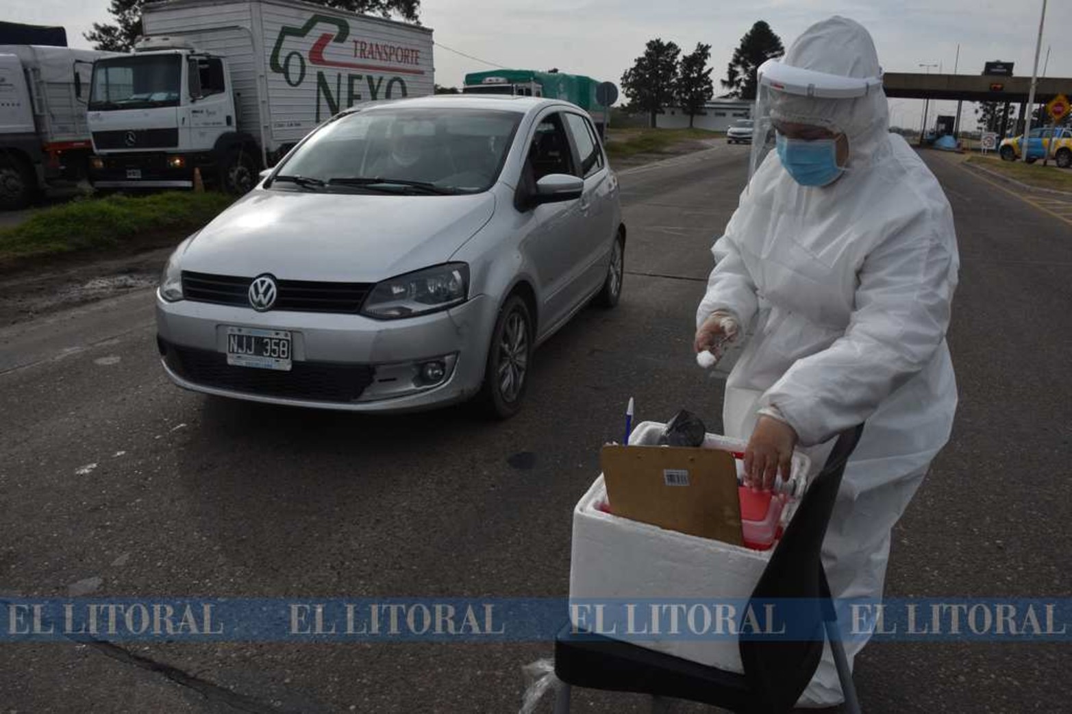 En el túnel Subfluvial no se exige el análisis de isopado por 72 horas. Sí, el control ahora es uno por uno los autos y camiones. Está también la Cruz Roja en los controles junto a la Policía de Seguridad Vial de provincia.