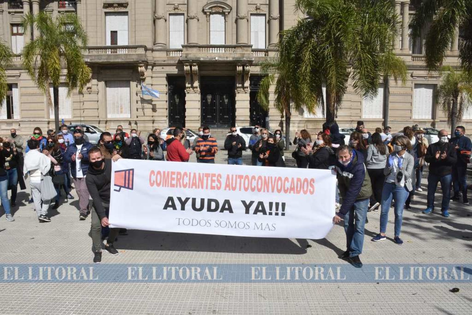 Crítica situación. Comerciantes y empresarios locales se autoconvocaron frente a la casa de Gobierno hoy a mediodía.