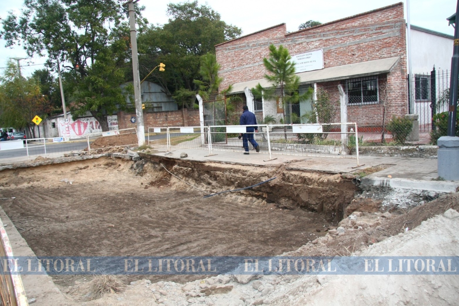 Los hundimientos en esta zona son frecuentes. Desde la década del 70, el socavón de Urquiza y Cándido Pujato viene 'derrumbando' cada intento de reparación y generando insistentes e históricos reclamos de los vecinos.