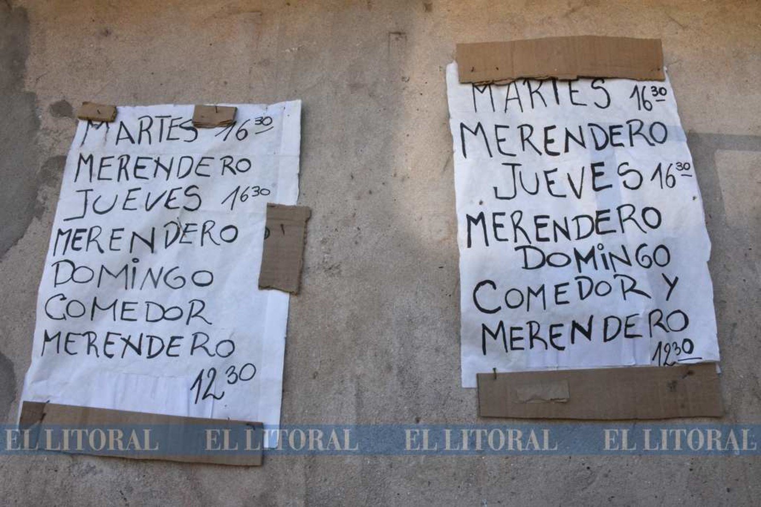 Los horarios... para dar las raciones están colocado frente a la casa donde preparan los alimentos.